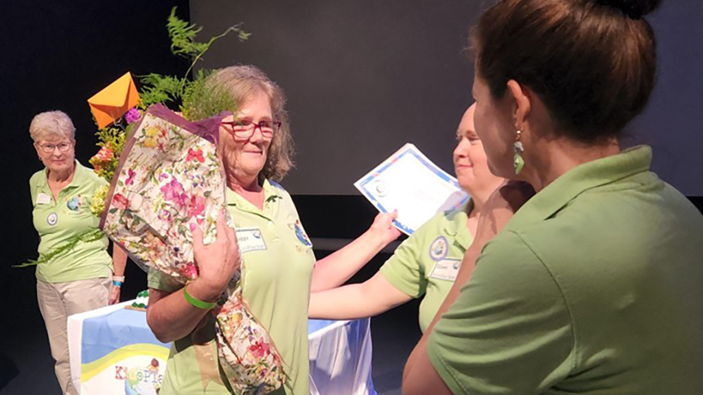 KidsPlay Birthday - A lady receives flowers and a letter.