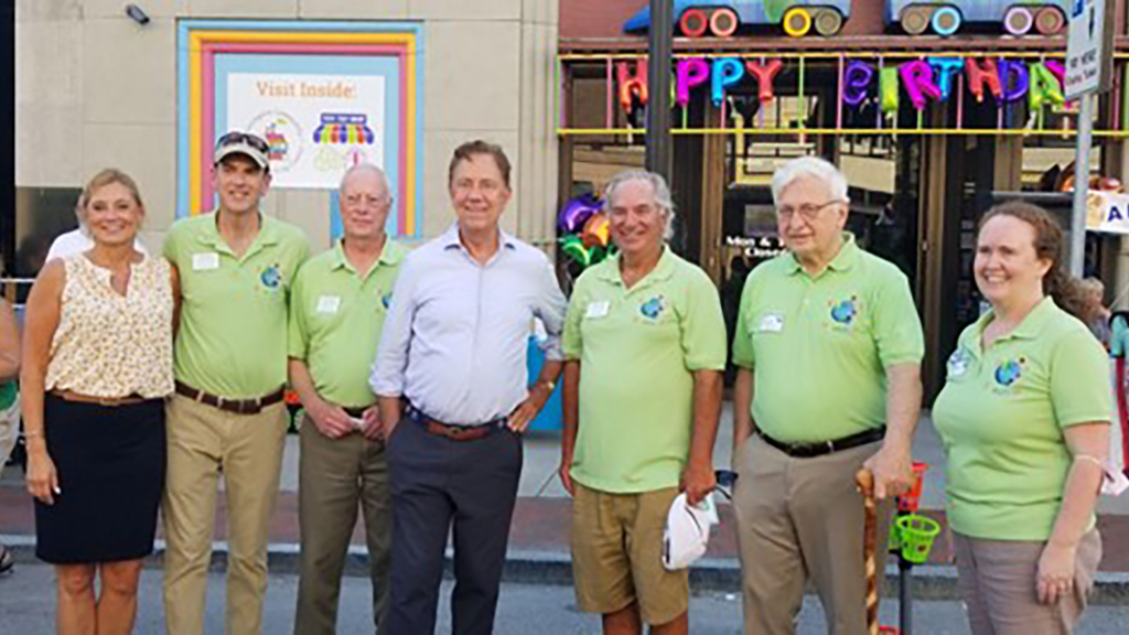 Ned Lamont surrounded with KidsPlay staff.